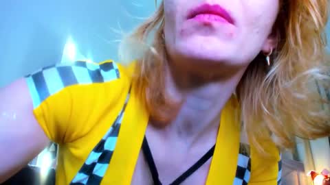 Snapshot of squirtymom chatting on October 15, 11:27 pm Alisa online show from October 15, 11:27 pm