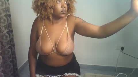 Snapshot of squish_sexy chatting on May 31, 7:04 pm Sexy muna online show from May 31, 7:04 pm