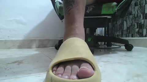 Snapshot of srfindomfeet_ chatting on June 17, 9:01 am sr master cum its my old account online show from June 17, 9:01 am