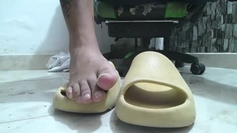 Snapshot of srfindomfeet_ chatting on June 19, 6:40 am sr master cum its my old account online show from June 19, 6:40 am