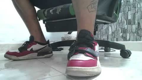 Snapshot of srfindomfeet_ chatting on June 20, 6:49 am sr master cum its my old account online show from June 20, 6:49 am