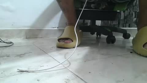 Snapshot of srfindomfeet_ chatting on June 28, 8:42 am sr master cum its my old account online show from June 28, 8:42 am
