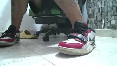 Snapshot of srfindomfeet_ chatting on July 2, 3:23 am sr master cum its my old account online show from July 2, 3:23 am