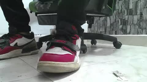 Snapshot of srfindomfeet_ chatting on July 10, 7:05 pm sr master cum its my old account online show from July 10, 7:05 pm