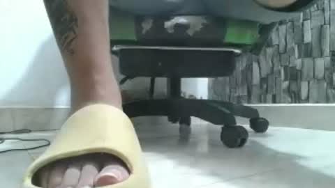 Snapshot of srfindomfeet_ chatting on July 17, 8:57 pm sr master cum its my old account online show from July 17, 8:57 pm
