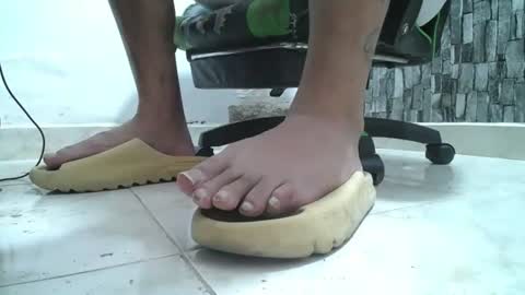 Snapshot of srfindomfeet_ chatting on July 18, 9:07 pm sr master cum its my old account online show from July 18, 9:07 pm