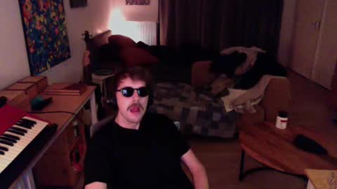 Snapshot of ssnttsnttsnss chatting on December 8, 2:18 am Roger online show from December 8, 2:18 am