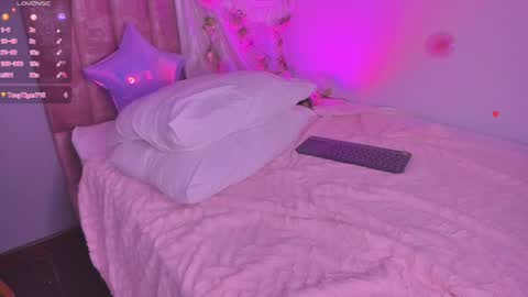 Snapshot of starlightsss_ chatting on April 15, 1:23 am . online show from April 15, 1:23 am