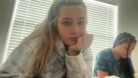 Snapshot of starqueenieee chatting on February 14, 5:03 pm starqueenieee online show from February 14, 5:03 pm