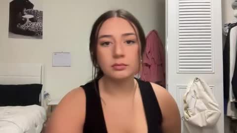 Snapshot of starqueenieee chatting on October 27, 1:31 am starqueenieee online show from October 27, 1:31 am