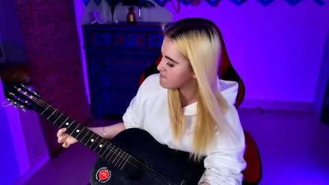 stef_nicks online show from September 13, 9:20 am