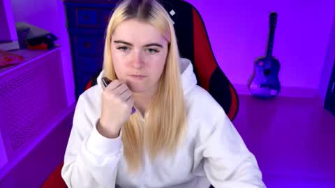 stef_nicks online show from September 15, 9:09 am