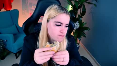 stef_nicks online show from September 19, 5:20 am