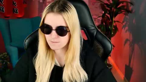 stef_nicks online show from October 5, 6:12 am