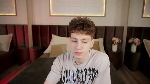 Esrefan online show from March 8, 8:34 pm