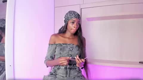 stefannyevans_ online show from March 5, 1:18 pm