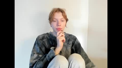 S T E L L A online show from November 18, 8:08 am