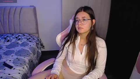 Snapshot of stepha_sweet chatting on December 27, 10:37 pm Emma online show from December 27, 10:37 pm