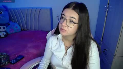 Snapshot of stepha_sweet chatting on January 4, 1:21 am Emma online show from January 4, 1:21 am