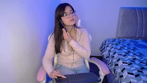 Snapshot of stepha_sweet chatting on February 18, 2:05 am Emma online show from February 18, 2:05 am