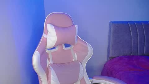 Snapshot of stepha_sweet chatting on February 24, 1:13 am Emma online show from February 24, 1:13 am