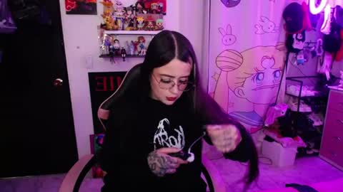 Snapshot of stephani_rousso chatting on June 19, 12:15 am joha cosmo online show from June 19, 12:15 am