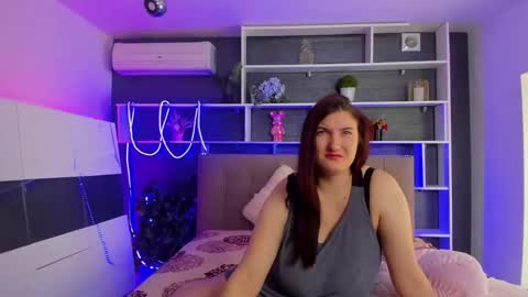 Snapshot of stephierousee chatting on February 5, 6:40 am Stephie online show from February 5, 6:40 am