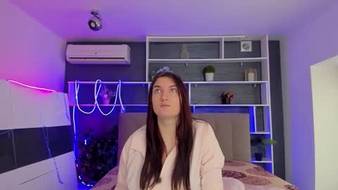 Snapshot of stephierousee chatting on February 9, 6:39 am Stephie online show from February 9, 6:39 am