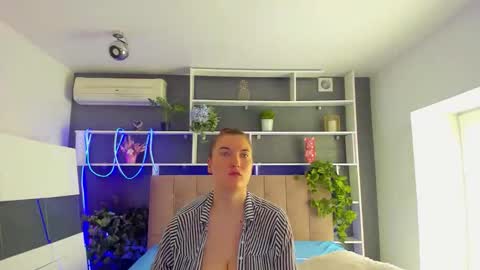 Snapshot of stephierousee chatting on February 23, 6:22 am Stephie online show from February 23, 6:22 am