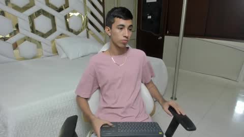 Snapshot of stiilman_hots chatting on February 19, 12:25 am stiilman_hots online show from February 19, 12:25 am