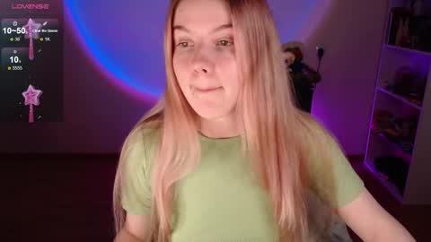 Snapshot of strawberry_juli chatting on February 15, 4:31 am Juli online show from February 15, 4:31 am