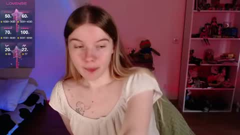 Snapshot of strawberry_juli chatting on June 19, 7:34 am Juli online show from June 19, 7:34 am