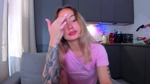 Tati and Lola online show from September 11, 9:42 am