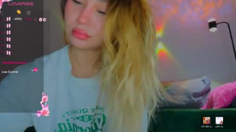 Snapshot of strawberrypie99 chatting on June 6, 4:50 am Tati and Lola online show from June 6, 4:50 am