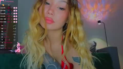 Snapshot of strawberrypie99 chatting on June 12, 12:15 pm Tati and Lola online show from June 12, 12:15 pm