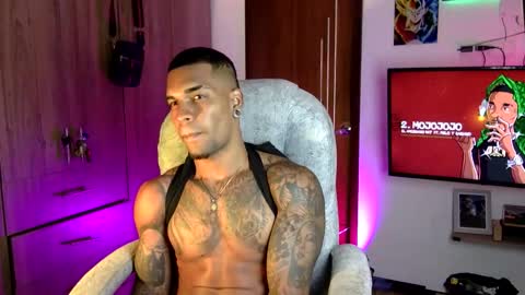Snapshot of strong_blackboy chatting on May 6, 1:57 am strong blackboy online show from May 6, 1:57 am
