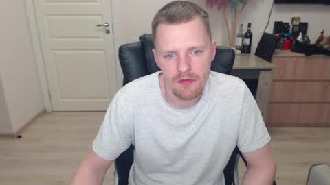 strong_guy_xxx online show from January 13, 3:28 pm