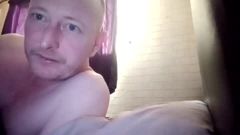 Snapshot of stu_art83 chatting on April 21, 6:31 am stu_art83 online show from April 21, 6:31 am