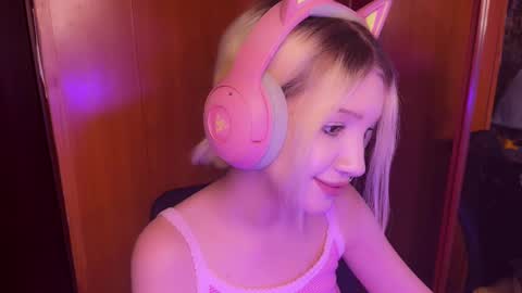 Snapshot of stuffy_ri chatting on December 8, 2:39 am stuffy_ri online show from December 8, 2:39 am