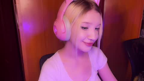 Snapshot of stuffy_ri chatting on December 8, 11:29 pm stuffy_ri online show from December 8, 11:29 pm