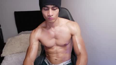 Snapshot of stylishman01 chatting on May 29, 12:19 am stylish man online show from May 29, 12:19 am