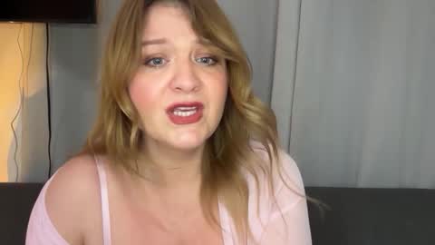 Snapshot of submissivescarletxo chatting on May 15, 11:23 pm Scarlet online show from May 15, 11:23 pm