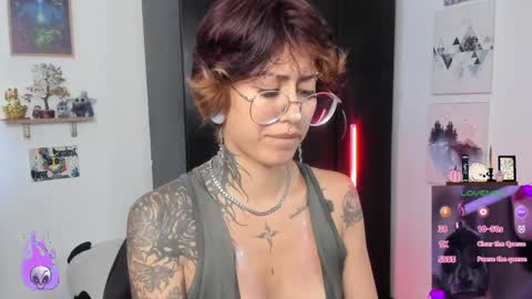 Snapshot of succubus_girl_ chatting on April 7, 2:39 pm Alexy online show from April 7, 2:39 pm