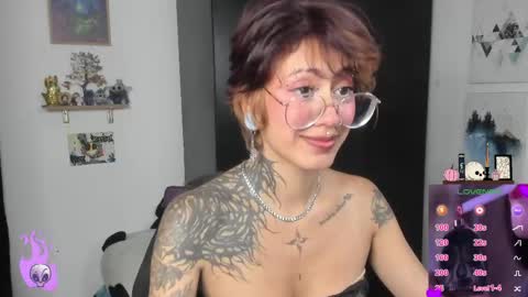 Snapshot of succubus_girl_ chatting on April 10, 12:27 am Alexy online show from April 10, 12:27 am