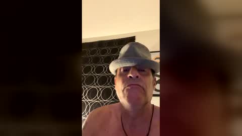 Snapshot of suckitu812 chatting on March 29, 7:08 am SUCKITU812 online show from March 29, 7:08 am