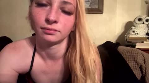 Snapshot of sugarrushxoxo chatting on February 9, 5:00 am sugarrushxoxo online show from February 9, 5:00 am