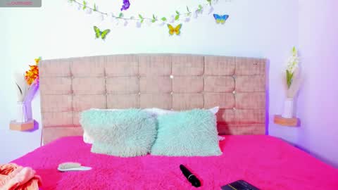 Snapshot of summer_girls01 chatting on March 5, 11:34 pm summer_girls01 online show from March 5, 11:34 pm