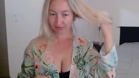 Snapshot of sunbrilliant chatting on April 7, 2:17 pm sunbrilliant online show from April 7, 2:17 pm