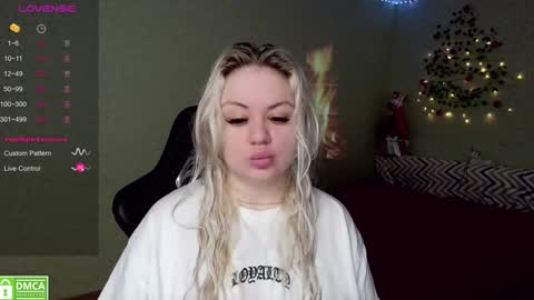 Snapshot of sunny_mood chatting on December 24, 6:28 pm sunny mood online show from December 24, 6:28 pm