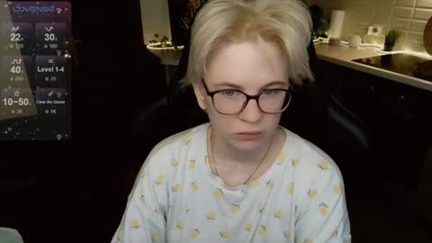 Snapshot of sunny_mood chatting on June 13, 5:49 am sunny mood online show from June 13, 5:49 am